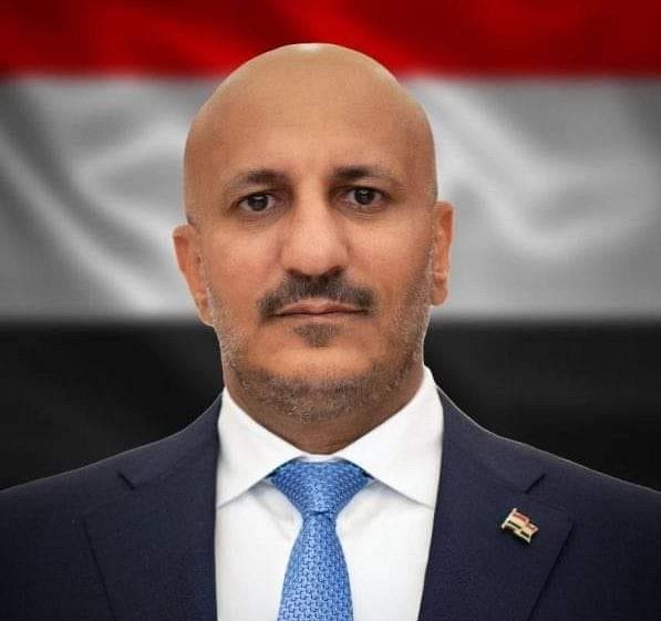 طارق صالح يعزّي مستشار رئيس مجلس القيادة رئيس الكتلة البرلمانية للإصلاح الهجري بوفاة والده