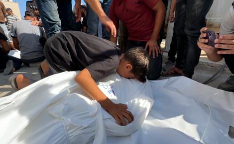 10 شهداء بينهم 9 من الشرطة الفلسطينية في قصف إسرائيلي على غزة.. واعتقال وزير شؤون القدس