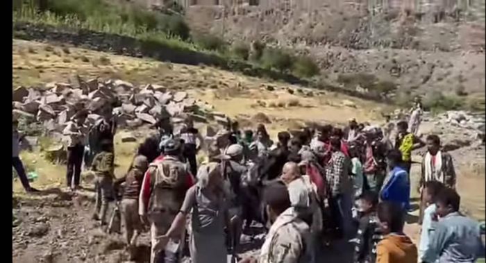 تصعيد حوثي جديد… اعتداءات وتهديدات وفرض رسوم على طريق مقبرة في إب