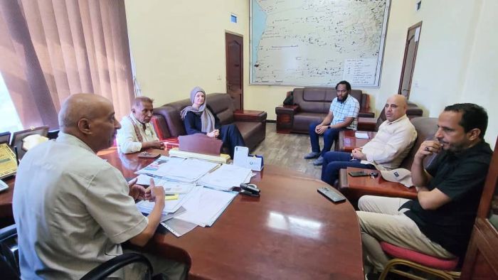 السلطة المحلية بالمخا تتباحث مع 
