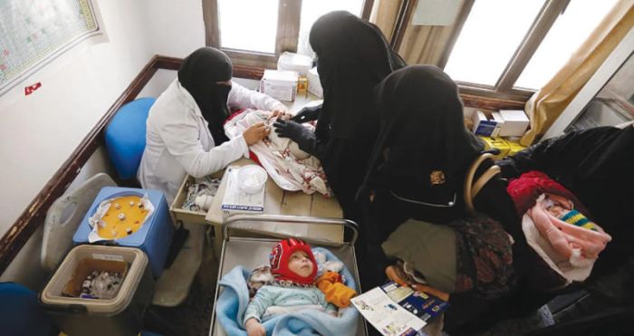 تجويع الكوادر الصحية.. مليشيا الحوثي توقف رواتب موظفي الصحة وتصرف مخصصات قياداتها