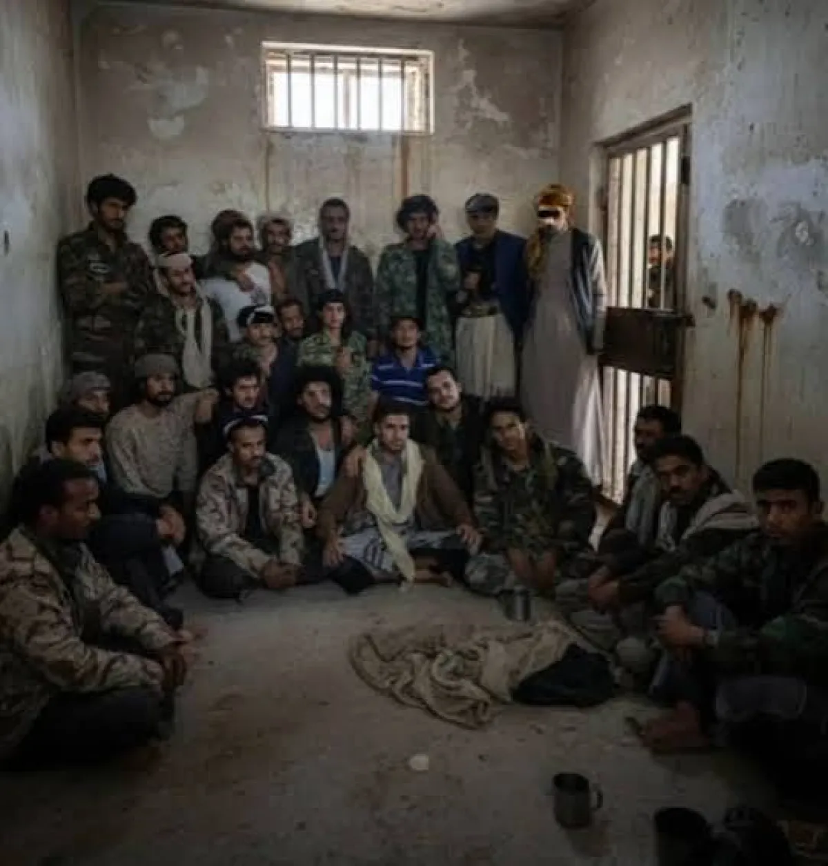 تدهور صحة 15 مختطفاً في سجون الحوثي إثر إضرابهم عن الطعام