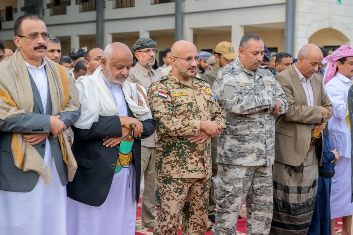 طارق صالح يؤدي صلاة العيد في المخا ويؤكد: استعادة الدولة هدف لا تراجع عنه