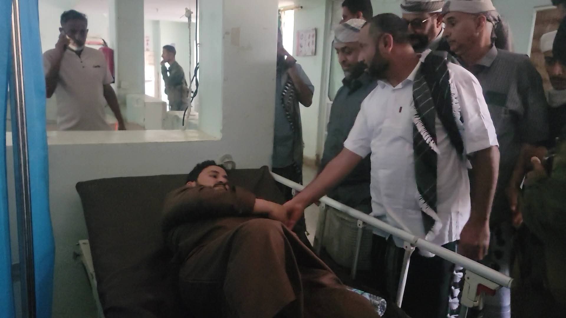 محافظ الضالع يتفقد مستشفى النصر ويقدم العيدية للمرضى والكوادر الطبية