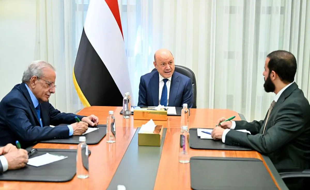 رئيس مجلس القيادة يؤكد أهمية رفع الجاهزية وتعزيز التنسيق الأمني والعسكري في أبين