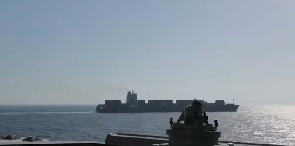 القوات الأمريكية تعطل سفينة حاولت كسر الحصار والدخول إلى ميناء إيراني