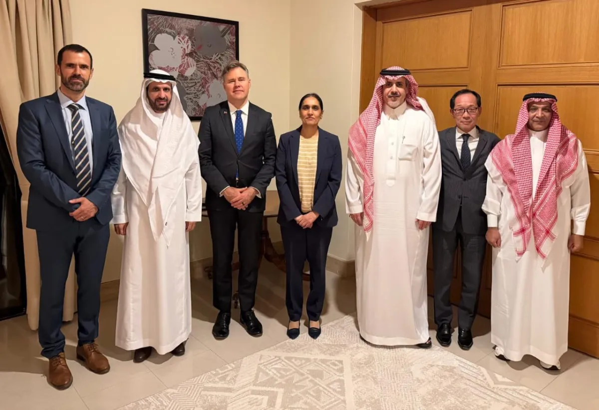 السفيرة البريطانية تؤكد أهمية التعاون الدولي في مواجهة التهديدات البحرية باليمن