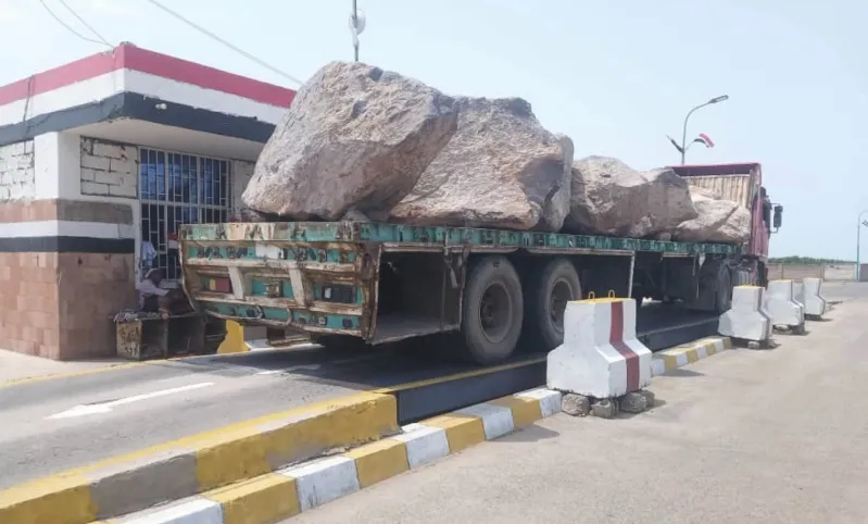 الميزان المحوري في المخا يدعو سائقي الشاحنات للالتزام بالحمولة القانونية