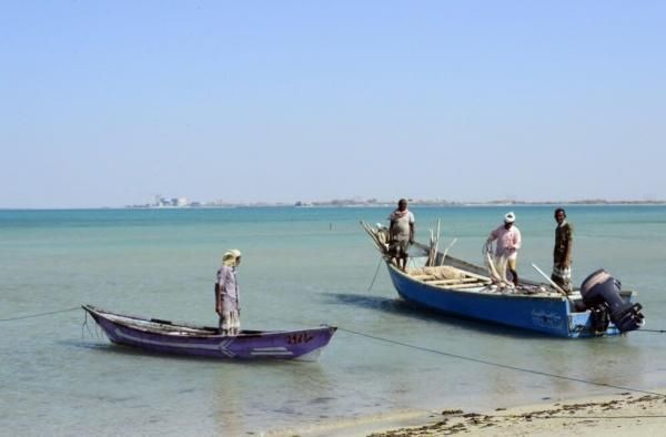 عودة 51 صيادًا يمنيًا إلى المخا قادمين من السجون الإريترية