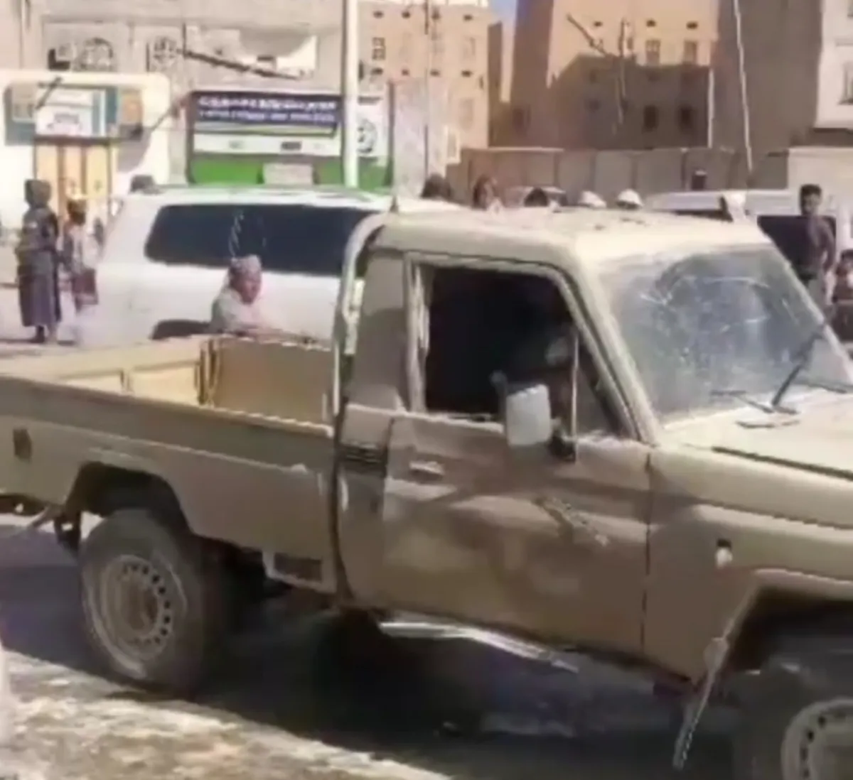 حضرموت.. انفجار عبوة ناسفة يضر مركبات مدنية ويصيب جنديًا