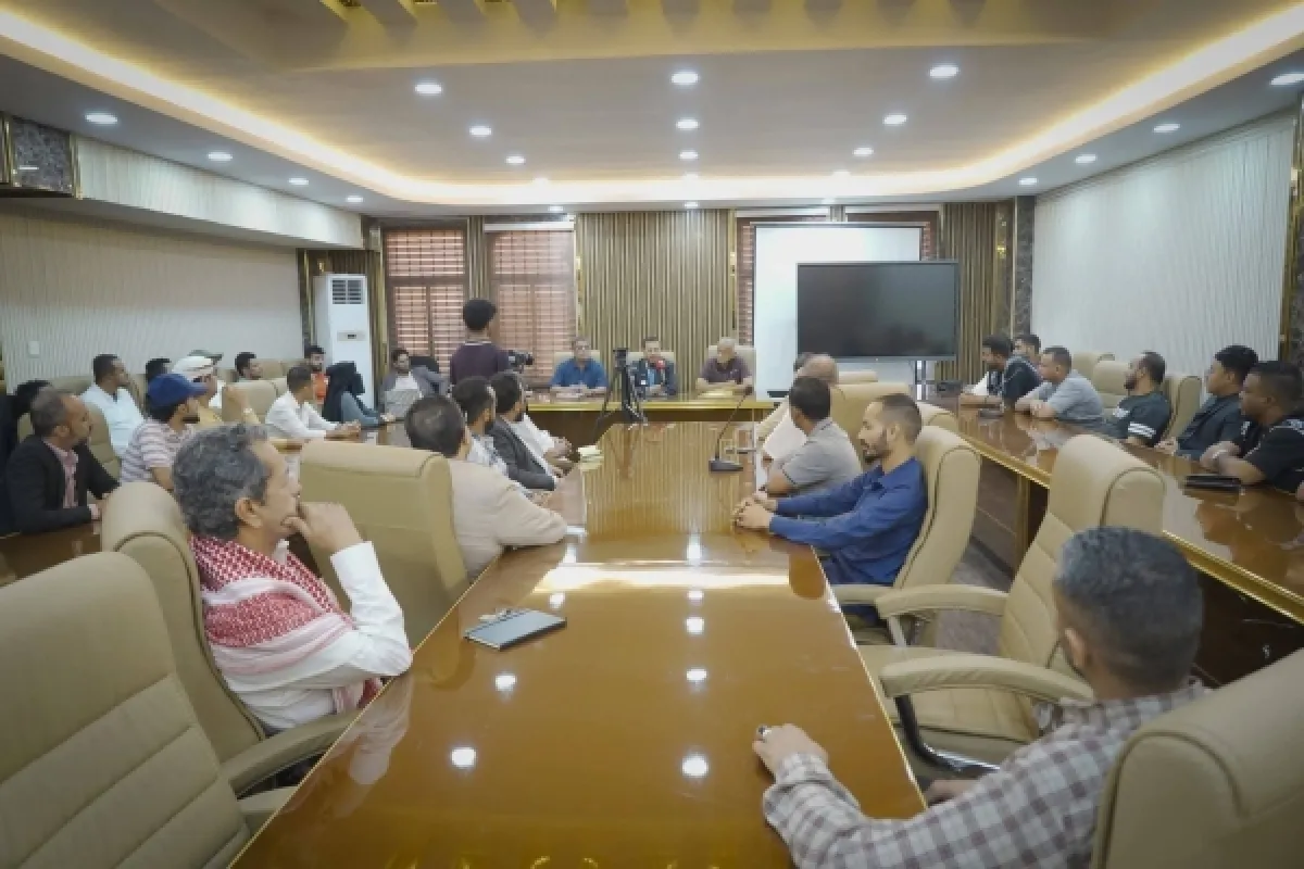 محافظ عدن: لا تساهل مع الفوضى أو اقتحام المؤسسات.. والتعامل سيكون وفق القانون