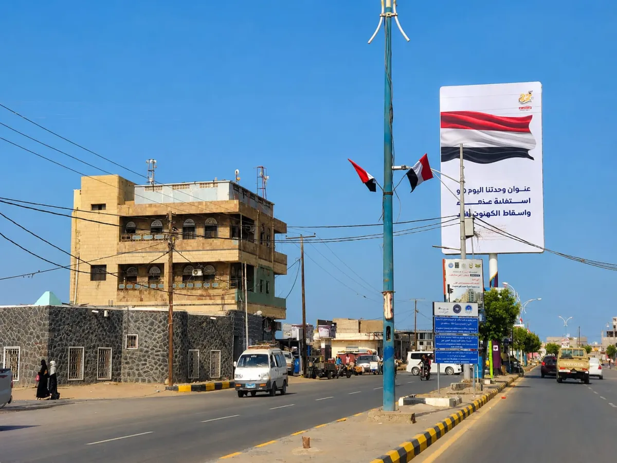 المخا تتزين بأعلام الوحدة اليمنية احتفاءً بالعيد الوطني الـ36