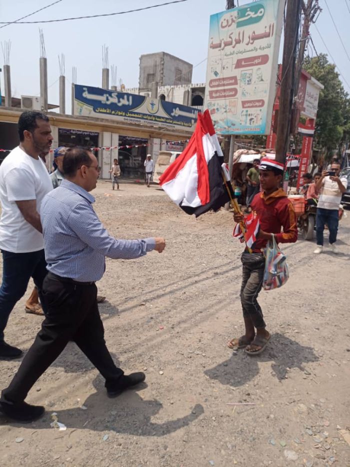 أبو حورية وبن بريك يشاركان سكان المخا تحضيرات الاحتفال بأعياد الثورة اليمنية