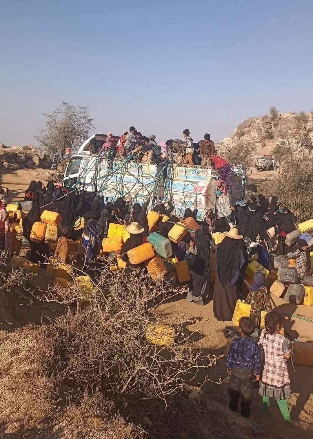 حجة.. الحوثيون يفرضون عقابًا جماعيًا على قرى حجور ويمنعون وصول صهاريج المياه