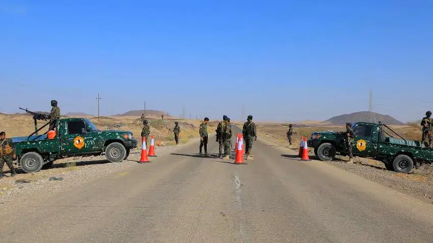 مليشيا الحوثي تمنع بالقوة عبور المركبات عبر طريق مأرب- صنعاء