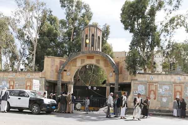 بعد فك الطوق الأمني.. الحوثيون ينصبون "مشرفاً" و"آذاناً إلكترونية" لرصد اتصالات محيط الشيخ الأحمر ويمنعون شخصيات بارزة من زيارته