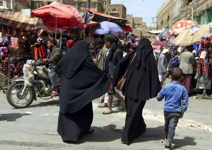 قيود جديدة.. مليشيا الحوثي تحظر دخول النساء إلى معرض تجاري في صنعاء دون (محرم)