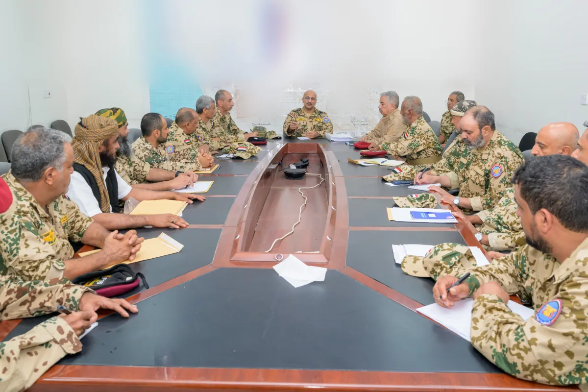 طارق صالح يترأس اجتماعًا لقادة الفِرق ويجدد الدفع نحو إصلاح إداري وعسكري شامل