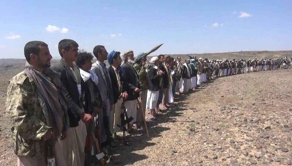 وقفة احتجاجية قبلية حاشدة تطالب مليشيا الحوثي بالإفراج الفوري عن مسؤول من همدان