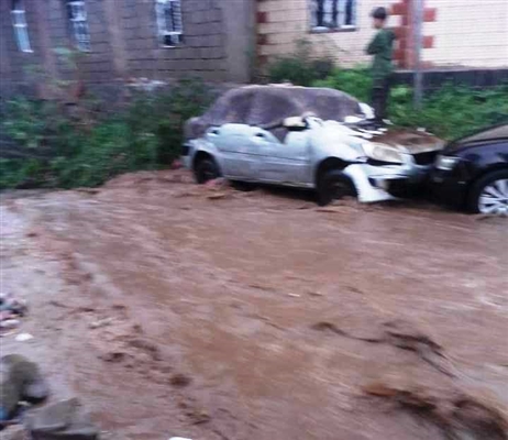 إب.. أمطار غزيرة تخلف أضرار كبيرة في مديرية العُدين