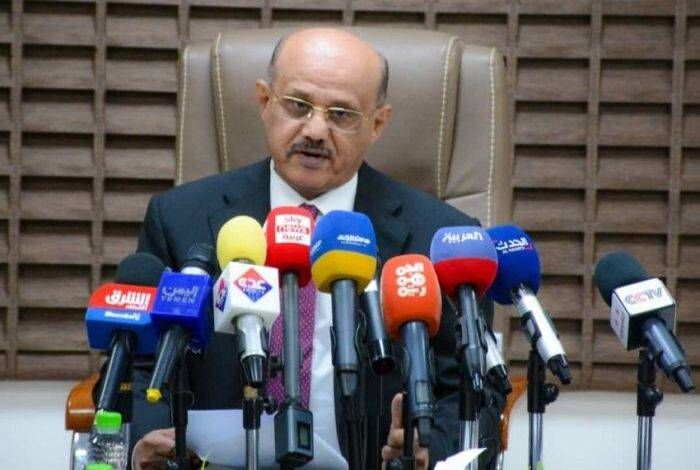 مجلس القيادة الرئاسي يرفض قبول استقالة محافظ البنك المركزي اليمني