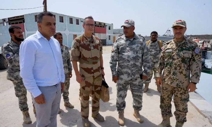 الملحق العسكري الفرنسي يشيد بجهوزية خفر السواحل اليمنية في البحر الأحمر