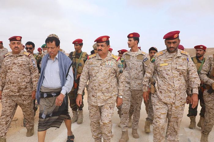 وزير الدفاع يتفقد محور الغيضة ويوجه بمضاعفة الجهود لمكافحة التهريب
