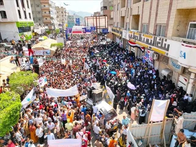 تعز تنتفض لليوم السادس.. احتجاجات غاضبة ومطالبات بالقبض على جميع المتورطين في جريمة مقتل إفتهان المشهري