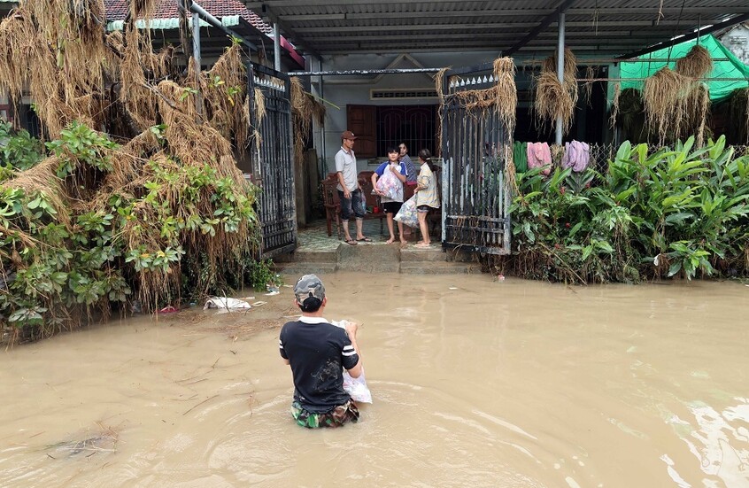 ضحايا الفيضانات في فيتنام تتجاوز 90 قتيلاً مع استمرار عمليات الإنقاذ