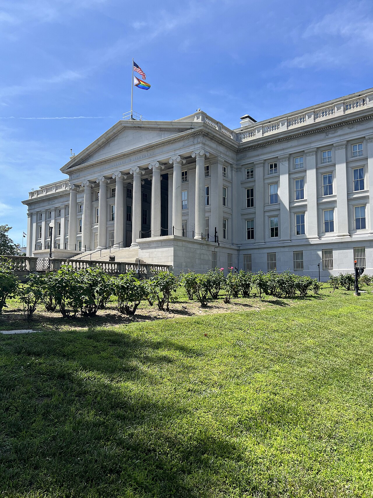 وزارة الخزانة الأمريكية تستهدف شبكات تهريب النفط الإيرانية بعقوبات صارمة