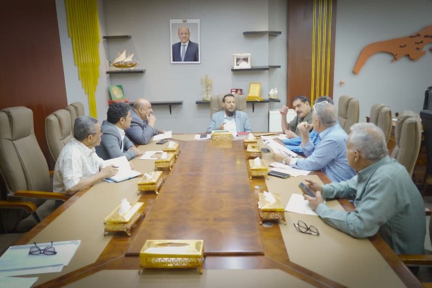 محافظ عدن يقر حزمة إصلاحات لتنظيم النقل وتحسين الطرق