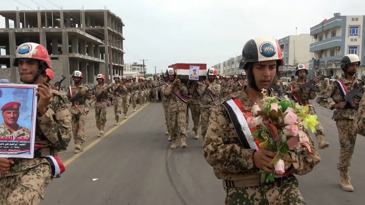 في موكب مهيب.. المقاومة الوطنية تودّع أحد أبطالها بالساحل الغربي
