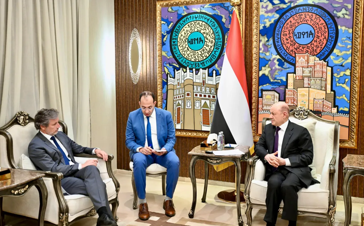 رئيس مجلس القيادة يطالب بدعم الدولة اليمنية لحماية الملاحة وموقف دولي أكثر حزمًا تجاه التدخلات الإيرانية