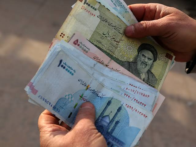 الريال الإيراني ينهار إلى مستوى قياسي ويتجاوز مليوني ريال للدولار