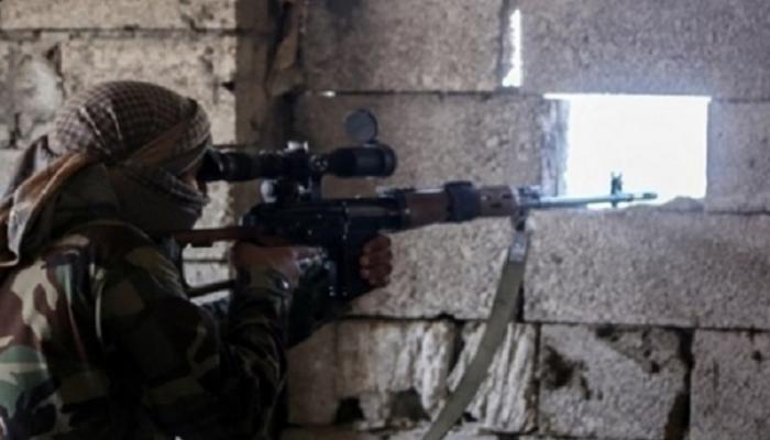 قناص حوثي يستهدف مواطناً قرب منزله شمالي تعز