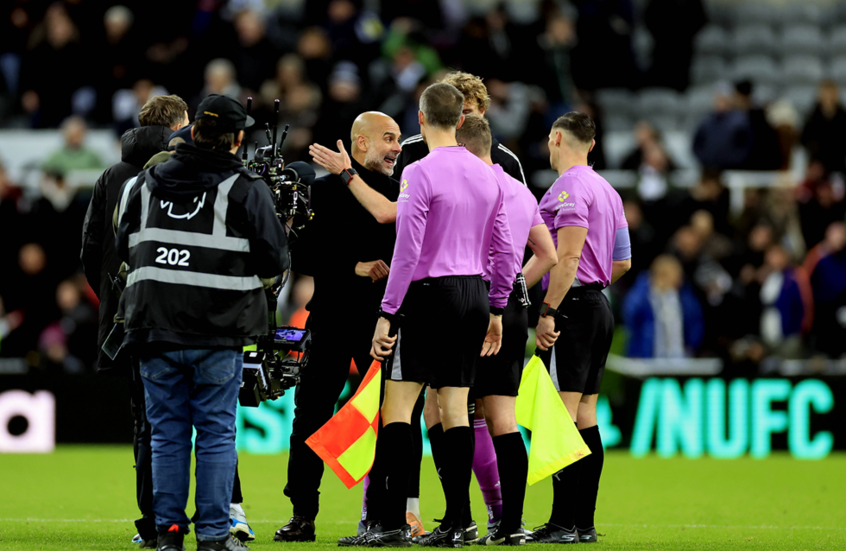 غوارديولا يعبر عن خجله بعد تعنيف مصور: أنا لست مثالياً