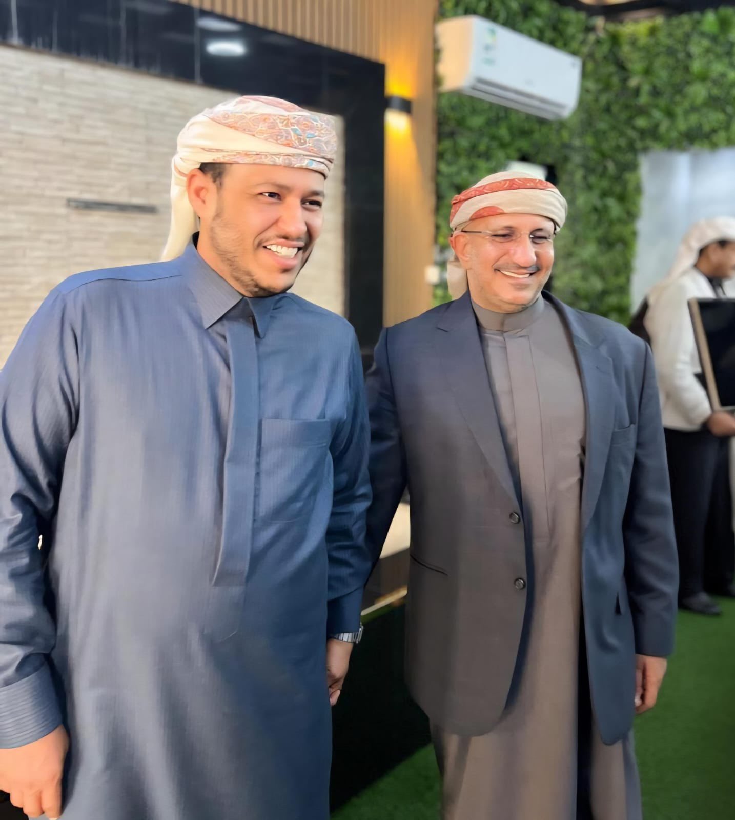 العليمي يشيد بالدور الوطني الفاعل لطارق صالح في معركة استعادة الدولة وتوحيد الصف الجمهوري