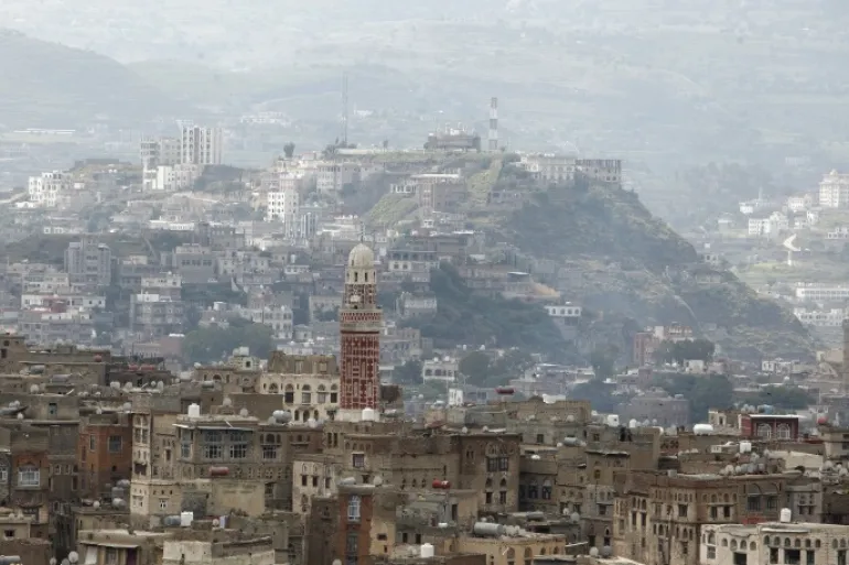 مسلحو الحوثي يقتحمون سوقًا للقات جنوب إب ويعتدون على الباعة