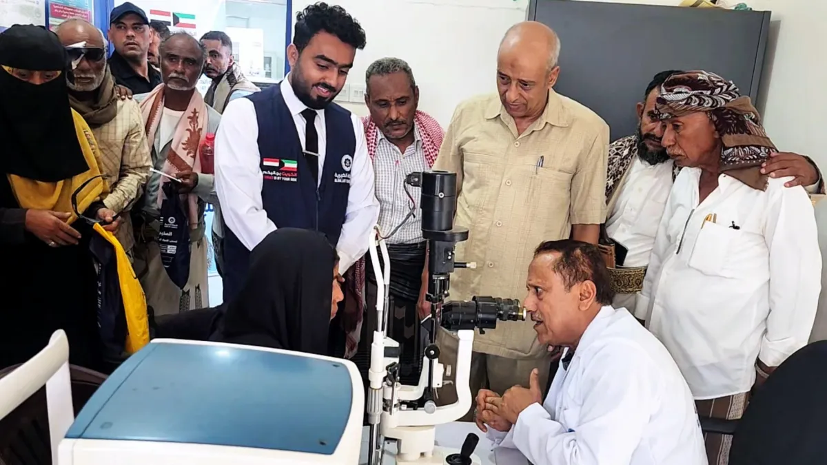 انطلاق مخيم طبي مجاني لسحب المياه البيضاء وزراعة العدسات في المخا بدعم كويتي