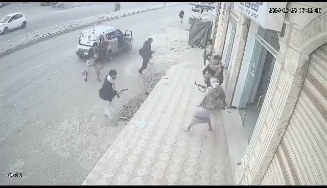 صنعاء.. مسلحون حوثيون يقتحمون عيادة طبية ويعتدون على الأطباء باعقاب الأسلحة 