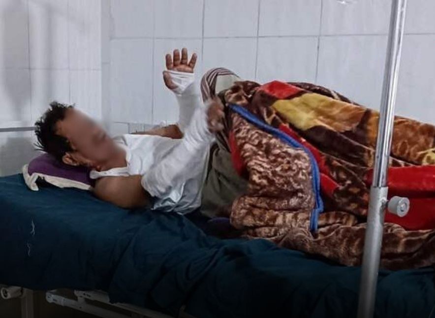 تدهور صحة بائع الزلابيا المُسن في إب بعد تعرضه لاعتداء حوثي.. والميليشيا تتنصل من وعود العلاج