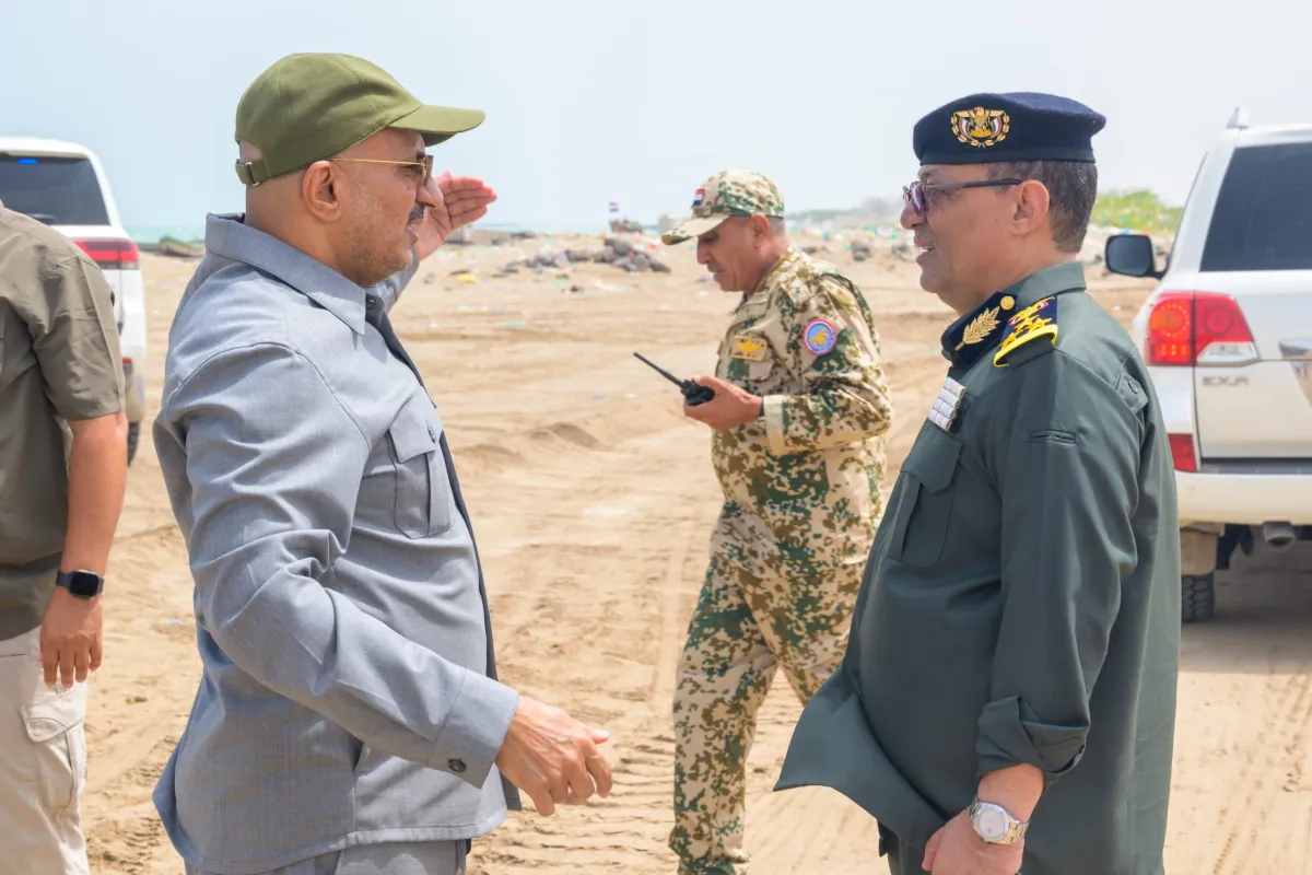 نائب رئيس مجلس القيادة يأمر بإخلاء شواطئ المخا من النقاط العسكرية وتجهيزها للعائلات بعيد الأضحى