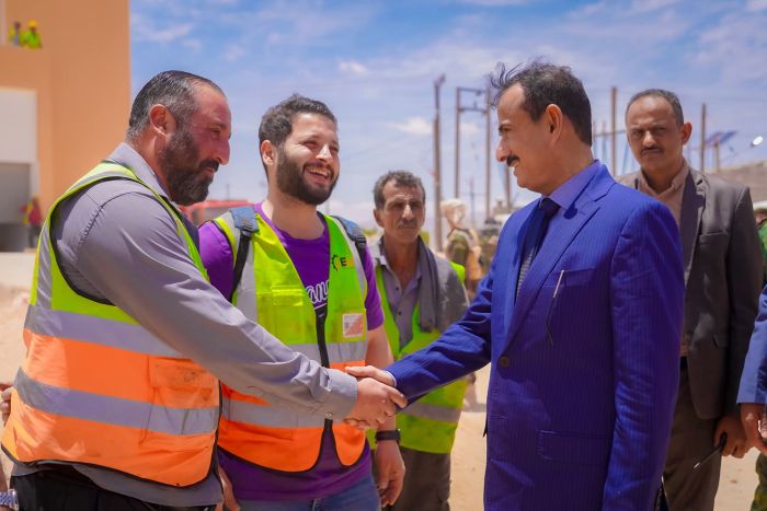 بن الوزير يثمن جهود الإمارات وشركة إليكتروميكا في تطوير الكهرباء بشبوة