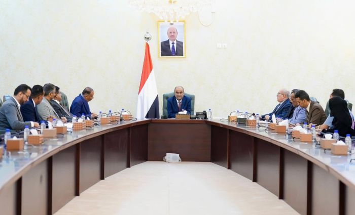 رئيس الوزراء بن بريك يترأس اجتماعاً حكومياً لمواجهة آثار السيول في عدن