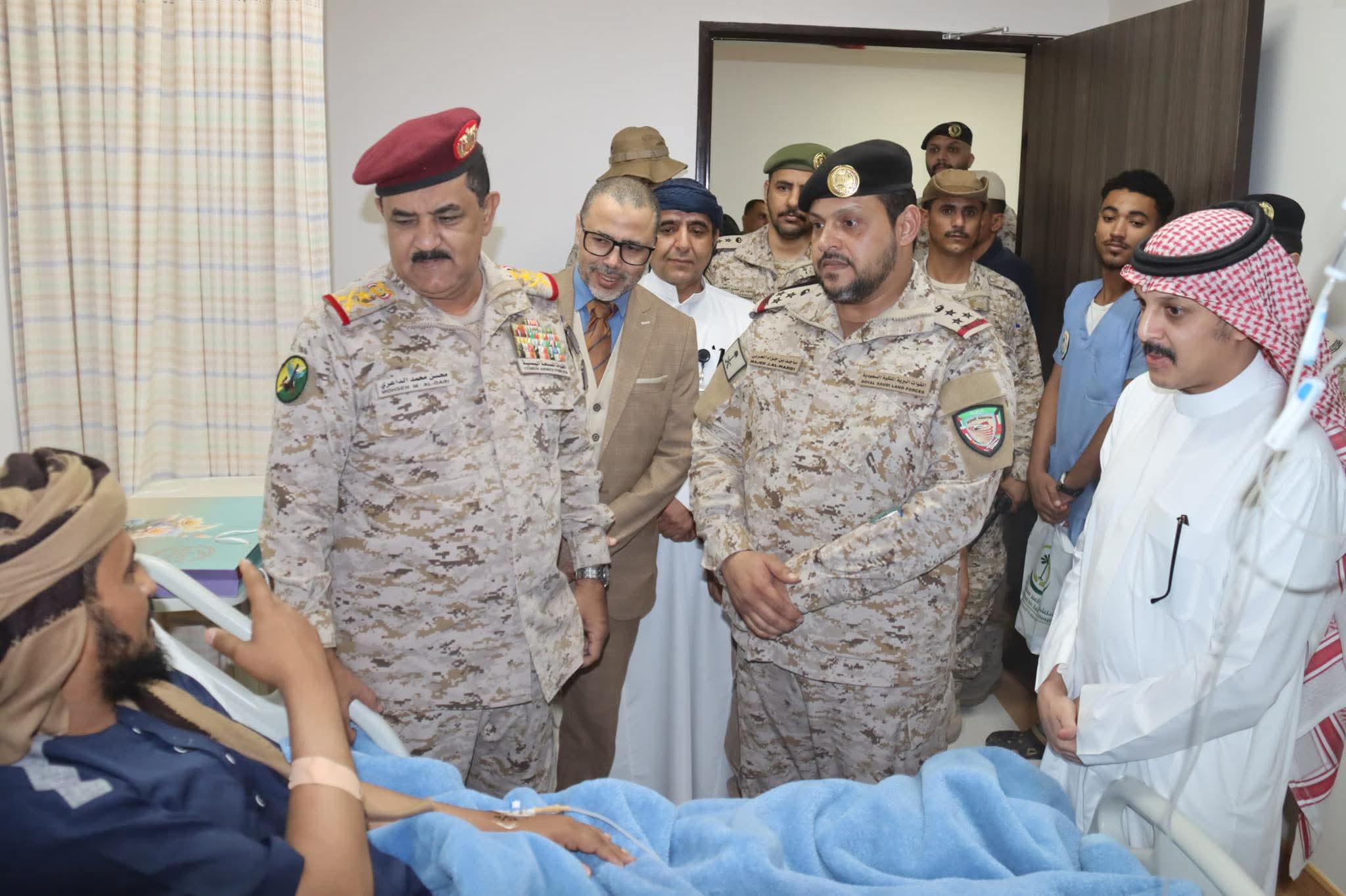 وزير الدفاع يزور العميد رزيق للاطمئنان على صحته بعد عملية إرهابية استهدفت موكبه