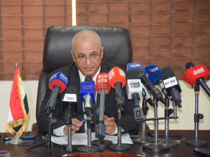 وزير المياه: الحكومة تسابق الزمن للسيطرة على الوضع وتجنب كارثة السفينة (روبيمار) التي استهدفها الحوثيون بالبحر الأحمر