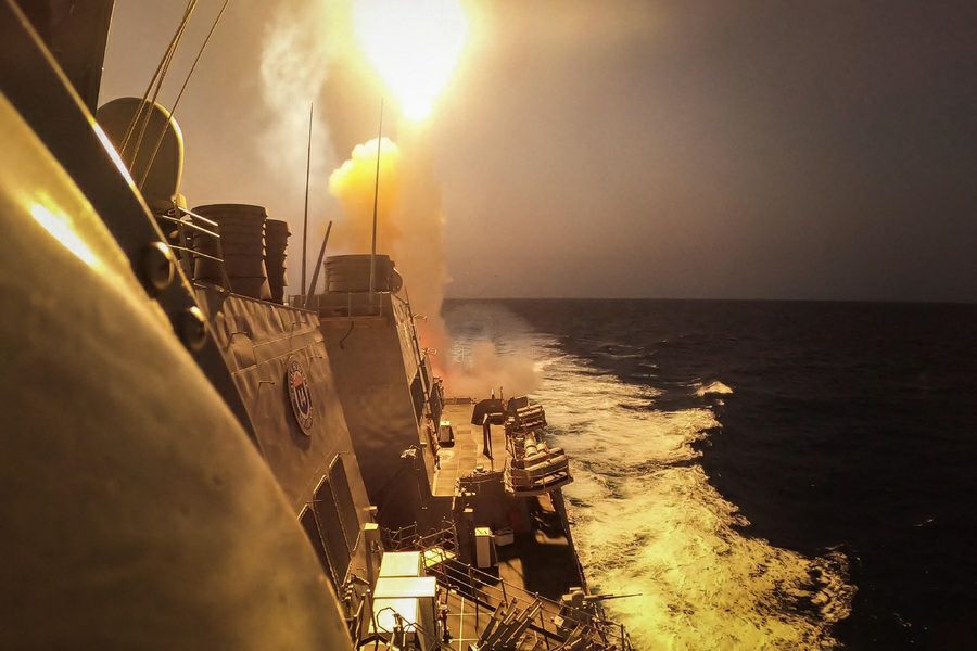 القيادة الأمريكية: مليشيا الحوثي أطلقت صاروخين مضادين للسفن في البحر الأحمر