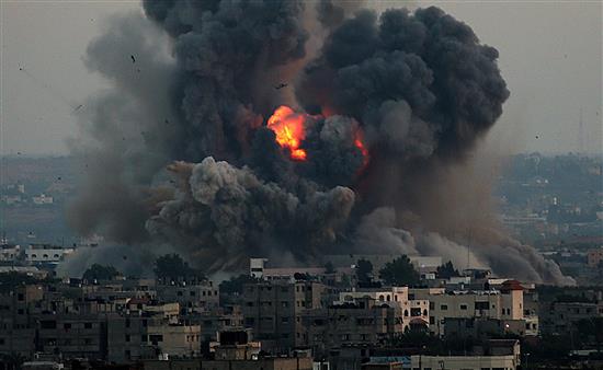 مجزرة جديدة في غزة.. استشهاد 30 فلسطينياً بينهم أطفال في قصف إسرائيلي استهدف مدرسة للنازحين