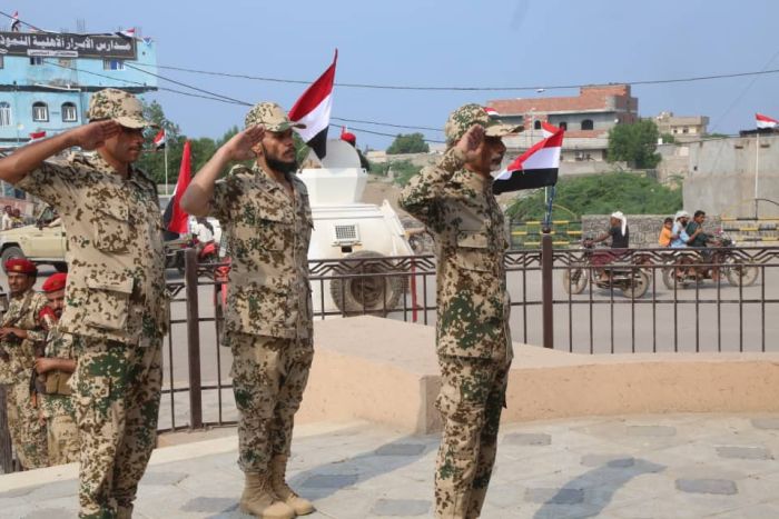 قائد محور الحديدة يضع إكليلًا من الزهور على نصب شهداء تحرير الحديدة