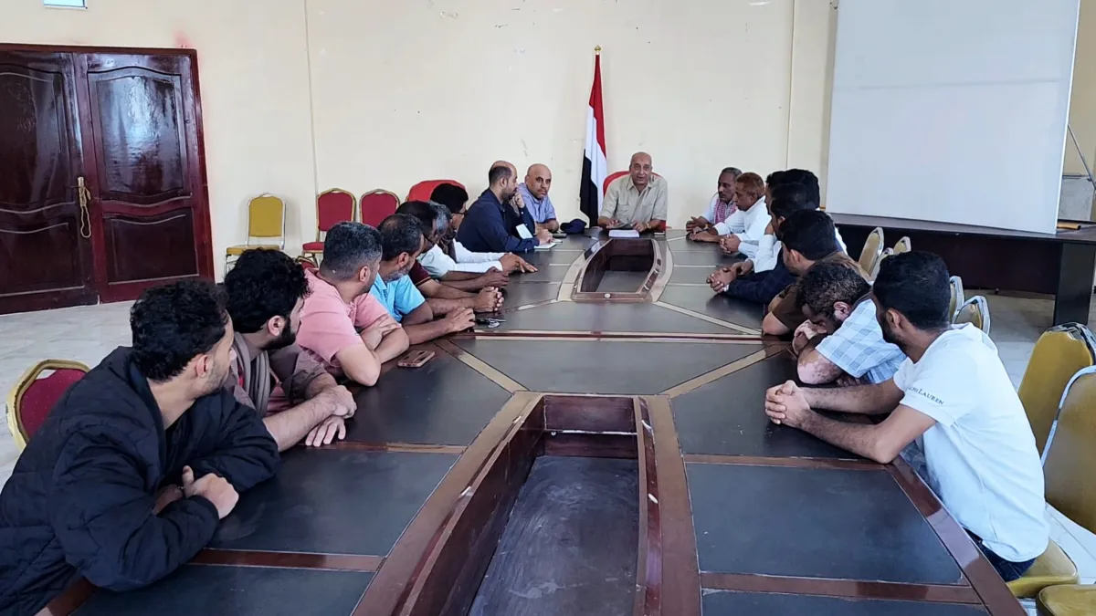 السلطة المحلية في المخا تحذر من تلاعب أسعار الصرف